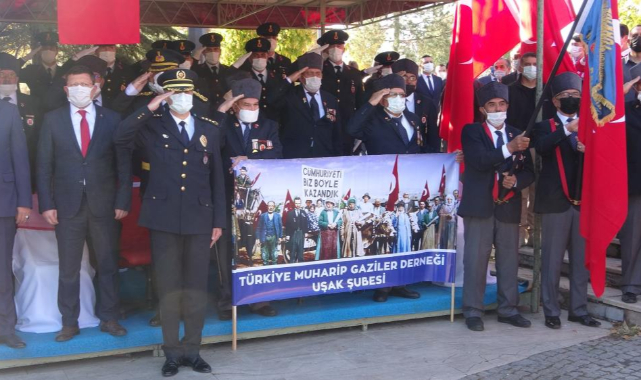 Binlerce Uşaklı Cumhuriyet Yürüyüşünde buluştu.