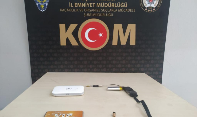 Sınava kopya araçları ile girmek istedi ama...