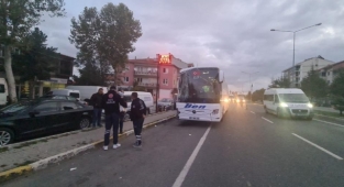 Şoförü uyuduğu söylenen Otobüs Minibüse çarptı: 3 yaralı