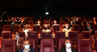 Uşak protokolü 'Akif'i' birlikte izledi.