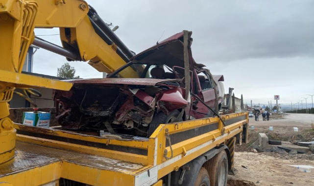 Gediz'de otomobil dereye uçtu: 2 yaralı