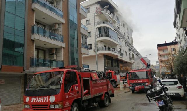 Salihli'de ev yangını, 1 kişi dumandan etkilendi