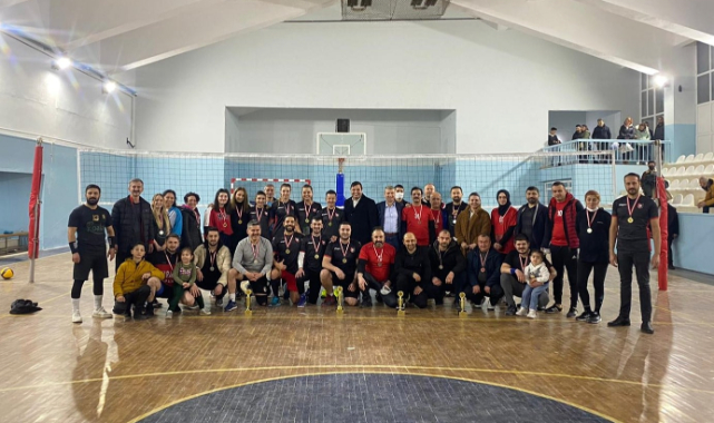 Uşak Belediyesi Birimler Arası Voleybol Turnuvasının Final Müsabakası Düzenlendi.