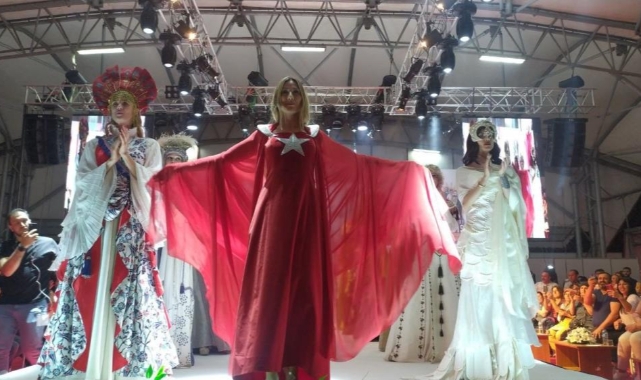 Ünlü manken, ModaFest’te duygulandırdı