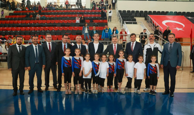 Uşak Belediye Başkanı Mehmet Çakın 19 Mayıs Gençlik ve Spor Bayramı törenine katıldı.