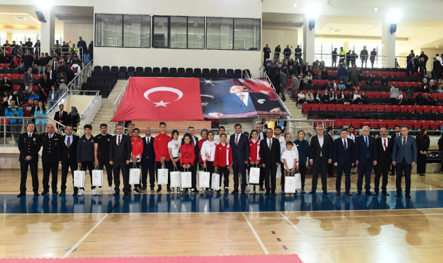 Uşak’ın Yeni Valisi Dr. Turan Ergün Dereceye Giren Sporculara Ödüllerini verdi.