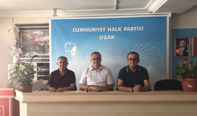 CHP Uşak İl Başkanı Dr. Ali Karaoba, Ulubey kütüphanesi ile ilgili basın açıklaması düzenledi.