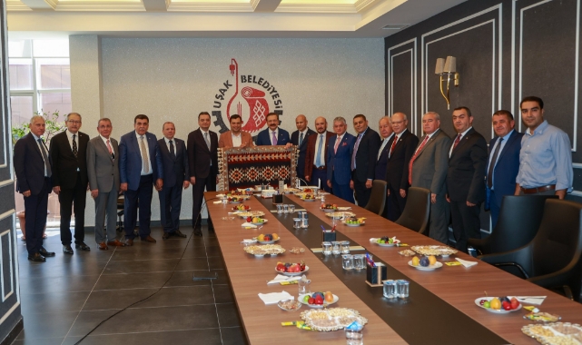 TOBB BAŞKANI RİFAT HİSARCIKOĞLU UŞAK BELEDİYE BAŞKANI MEHMET ÇAKINI ZİYARET ETTİ.