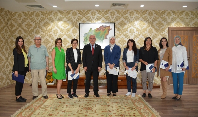 Uşak üniversitesi rektörü Prof. Dr. Ekrem SAVAŞ Anne-Baba Üniversitesinde Eğitim Veren Uzmanlara Teşekkür Belgesi Verdi.