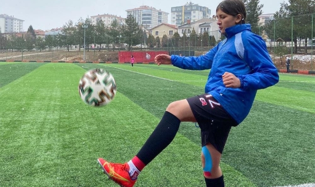 Futbolcu kızlar Uşak’ın gururu oldu