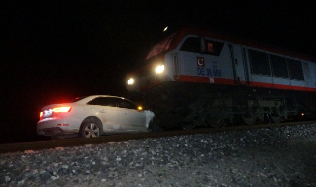 Trenin altında kalan otomobildeki 2 kişi ölümden döndü