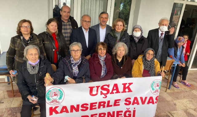 Uşak Kanserle Savaş Derneği Depremzede Vatandaşlara Kahvaltı Düzenledi