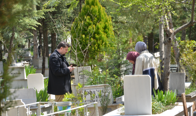 UŞAKLI VATANDAŞLAR RAMAZAN BAYRAMI ARİFESİNDE MEZARLIKLARI ZİYARET ETTİ