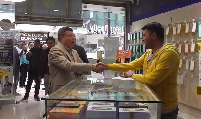 AK PARTİ UŞAK MİLLETVEKİLİ ADAYI AV. FAHRETTİN TUĞRUL SEÇİM ÇALIŞMALARI KAPSAMINDA BARBAROS CADDESİ ESNAFINI ZİYARET ETTİ.
