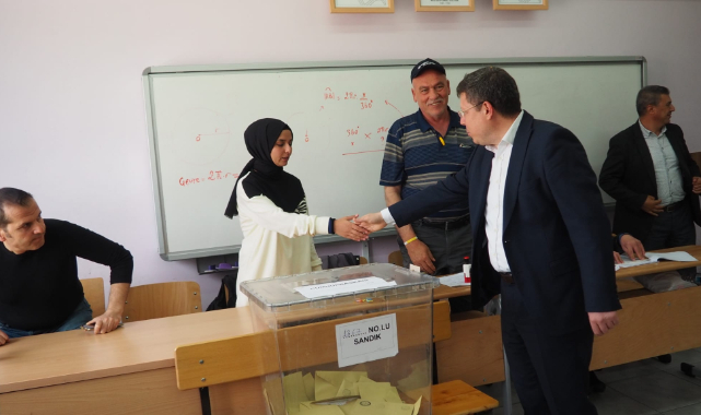 AK Parti Uşak Milletvekili Av. Fahrettin Tuğrul Oy'nu Eşi İle Birlikte eşi Kullandı
