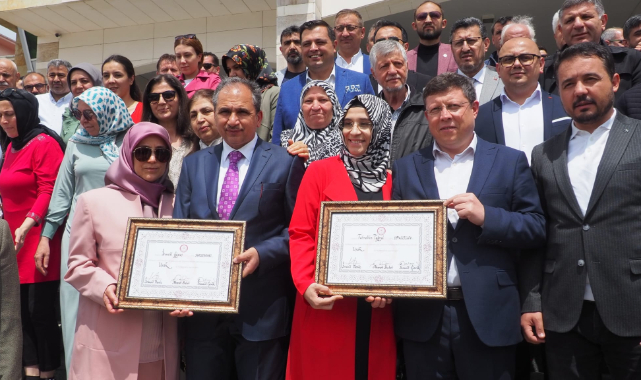 AK PARTİLİ MİLLETVEKİLLERİ MAZBATA ALMAYA TOGG İLE GELDİLER