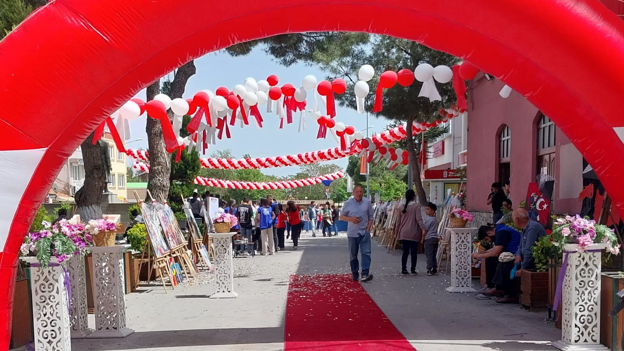 Eşme'de 19 Mayıs Atatürk'ü Anma Gençlik ve Spor Bayramı kapsamın da ilçe okullarının katıldığı koşu yarışması düzenlendi.