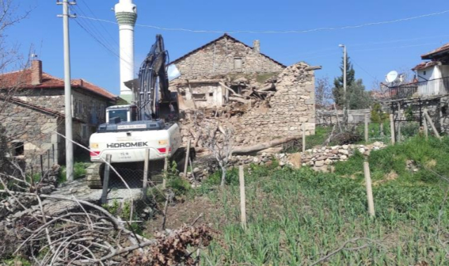 Eşme’de tehlike arz eden metruk binalar yıkıldı
