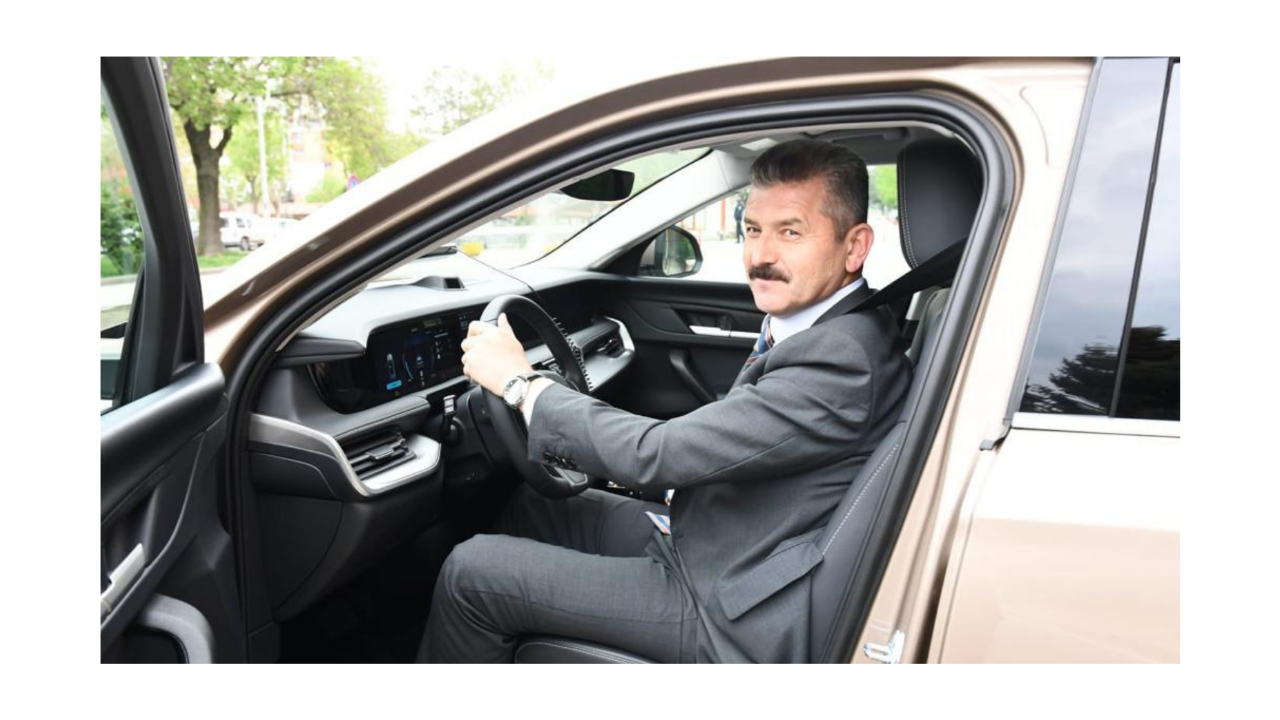 UŞAK VALİSİ DR. TURAN ERGÜN TOGG'U TEST ETTİ