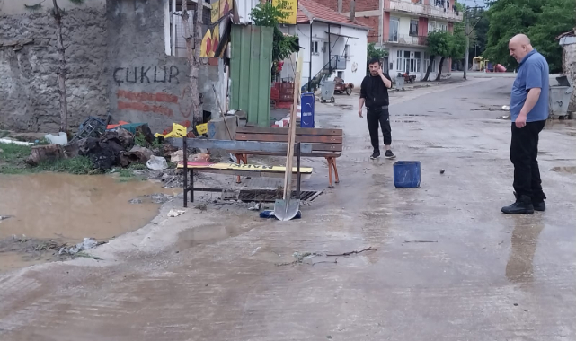 Uşak'ın Eşme İlçesinde Sağanak Yağış Nedeniyle Ev ve Bazı İşyerlerini Su Bastı.