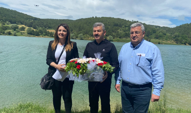 VALİ DR. TURAN ERGÜN ÇEVRE GÜNÜNDE GÖLET’E DEPREMZEDELER ANISINA ÇELENK BIRAKTI