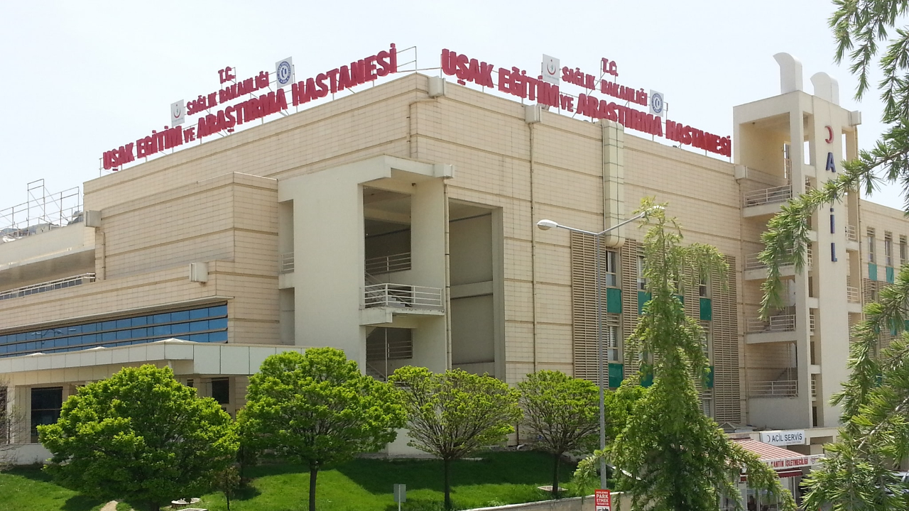 Traktörün altında kalan çiftçi ağır yaralandı