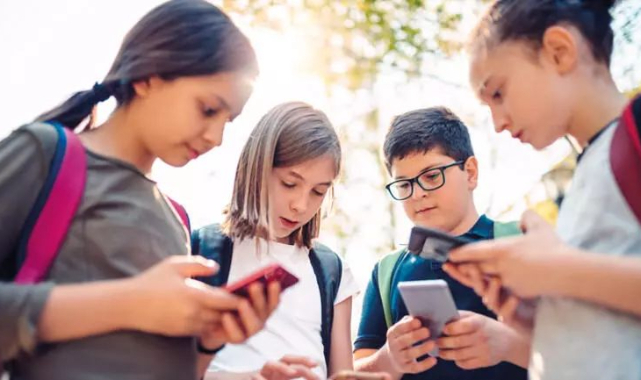 Gençlere vergisiz telefonun ayrıntıları belli oldu: Türkiye’de üretim yapan markaları içerecek.