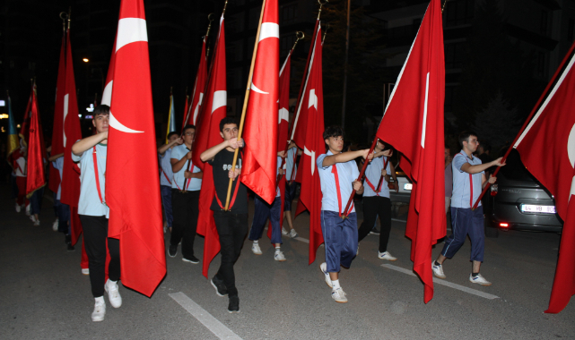 Uşak’ta Zafer Bayramı coşkusu fener alayı ile sürdü