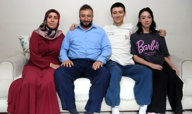 Ailecek üniversiteli oldular