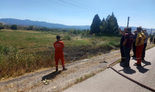 Gediz’de elektrik telleri tarla yangınına sebep oldu