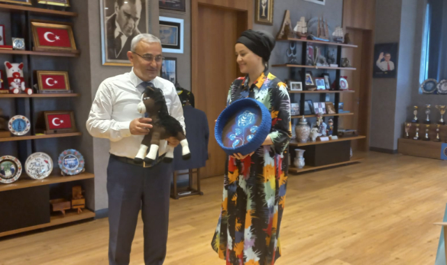 KADINLAR ÖRÜYOR, ÇOCUKLAR GÜLÜYOR