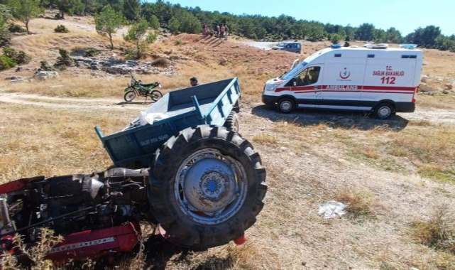 Uşak’ta traktörün devrilmesi sonucu 2 kişi yaralandı
