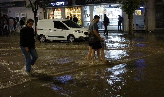 Uşak’ta yağmur sonrası yollar göle döndü