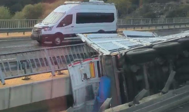 Manisa'nın Kula İlçesinde Ağır Tonajlı Kamyon Devrildi