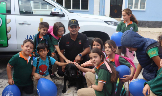 Uşak İl Jandarma Komutanlığı HAYDİ Timi İle 4 Ekim Dünya Hayvanları Koruma Gününü Kutladı