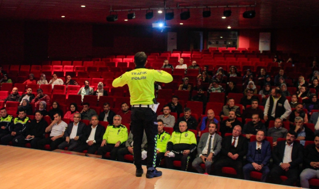 Uşak İmam Hatip Ortaokulunun konferans salonunda düzenlenen eğitime, öğrenci taşımacılığı yapan sürücüler ile rehberler katıldı.