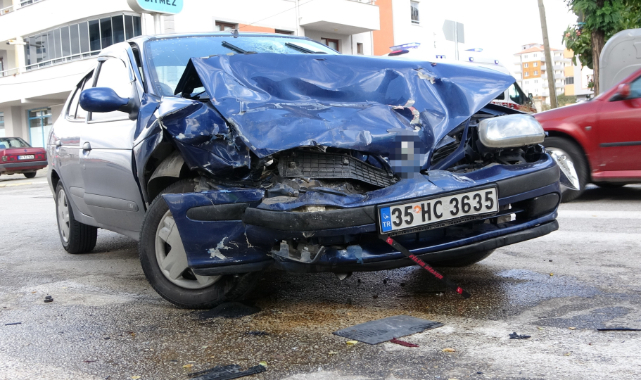 Uşak'ta hafif ticari araç ile otomobil çarpıştı: 1'i bebek 7 yaralı