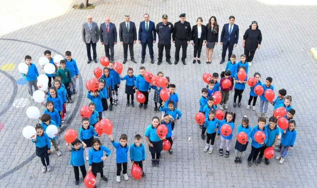 Uşak Valisi Dr. Turan Ergün Cumhuriyetimizin 100. Yılı Dolayısıyla Halil Erdoğdu İlkokulu’nu Ziyaret Etti