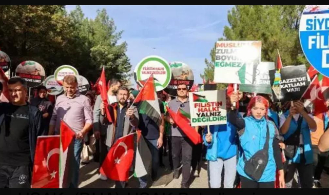 Genç Kuşak Topluluğu, İl Milli Eğitim Müdürlüğü ve Gençlik ve Spor Müdürlüğü Ortaklığında Filistin'e Destek Yürüyüşü Yapıldı