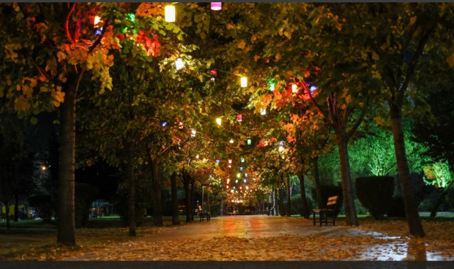 Uşak belediyesinin Atapark'ta yaptığı ışıklandırma çalışması Uşaklılardan tam not aldı.