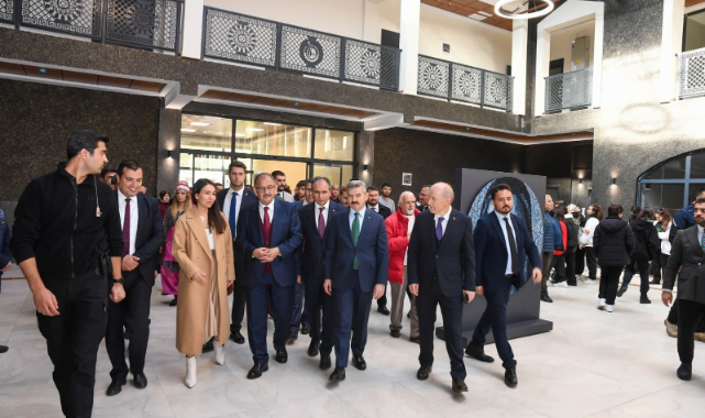 Uşak'ta yenilenen İsmetpaşa Caddesi'nin açılışını Bakan Özhaseki yaptı