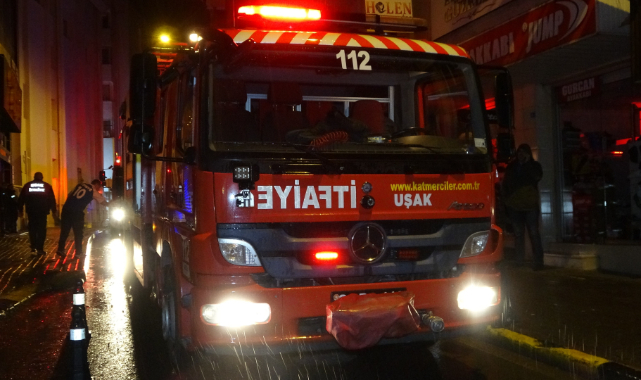 Uşak’ta 3 katlı binada çıkan yangın korkuttu