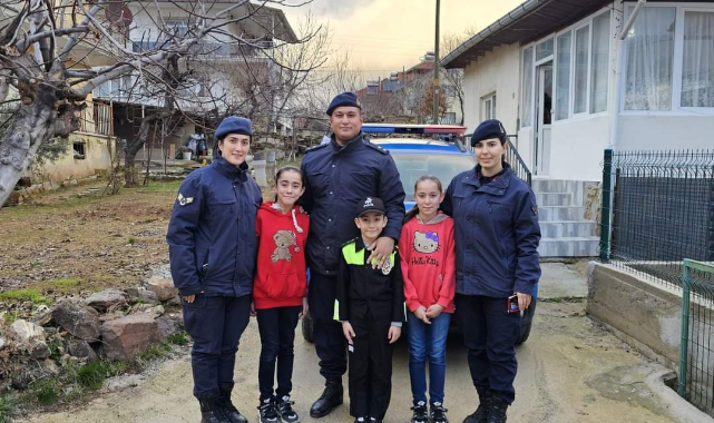 ŞEHİT ASKERLERİMİZ İÇİN EŞME İLÇE JANDARMA KOMUTANLIĞINA MEKTUP YAZAN ÜÇ KARDEŞ