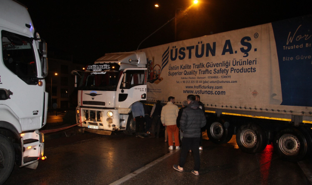 Yağışlı havada kayan tır karayolunu trafiğe kapattı