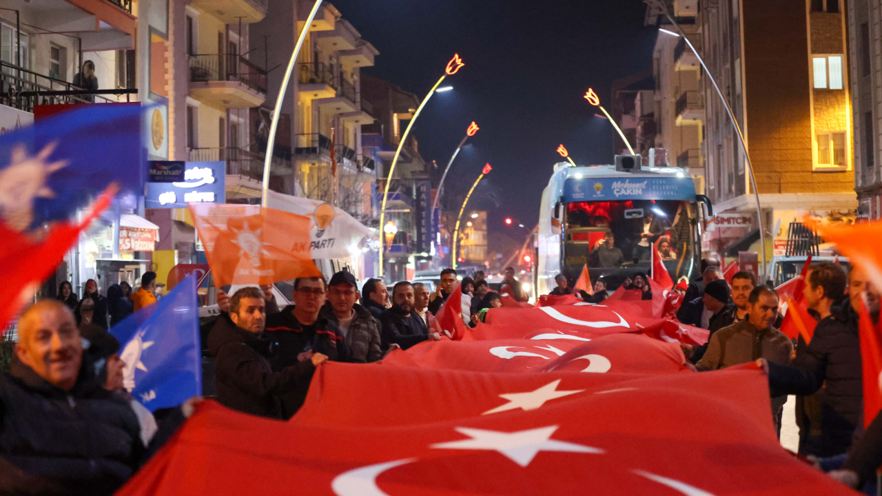 AK PARTİ'NİN DİKİLİTAŞ MİTİNGİ GÖZ DOLDURDU
