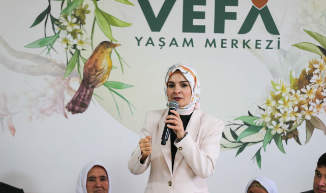 Bakan Göktaş, Uşak'ta kadınlarla halı dokudu, yaşlılarla ilahi söyledi
