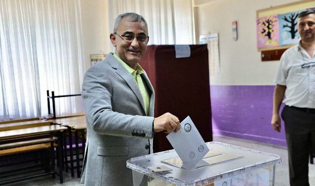 KÜTAHYA MHP BELEDİYE BAŞKAN ADAYI ALİM IŞIK VE EŞİ KÜTAHYA MEHMET AKİF ERSOY İLKOKULU'NDA OYLARINI KULLANDI