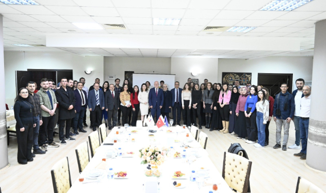 REKTÖR SAVAŞ ‘GENÇLER ÇALIŞIYOR UŞAK KAZANIYOR’ PROJESİNİN İLK KURSİYERLERİYLE BULUŞTU