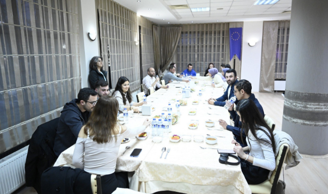 Rektör Savaş ‘Gençler Çalışıyor Uşak Kazanıyor’ projesinin ilk kursiyerleriyle buluştu.
