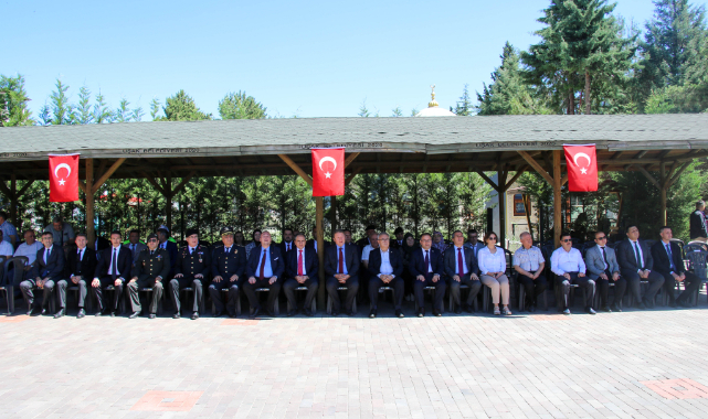 Uşak'ta protokol şehitliği ziyaret etti